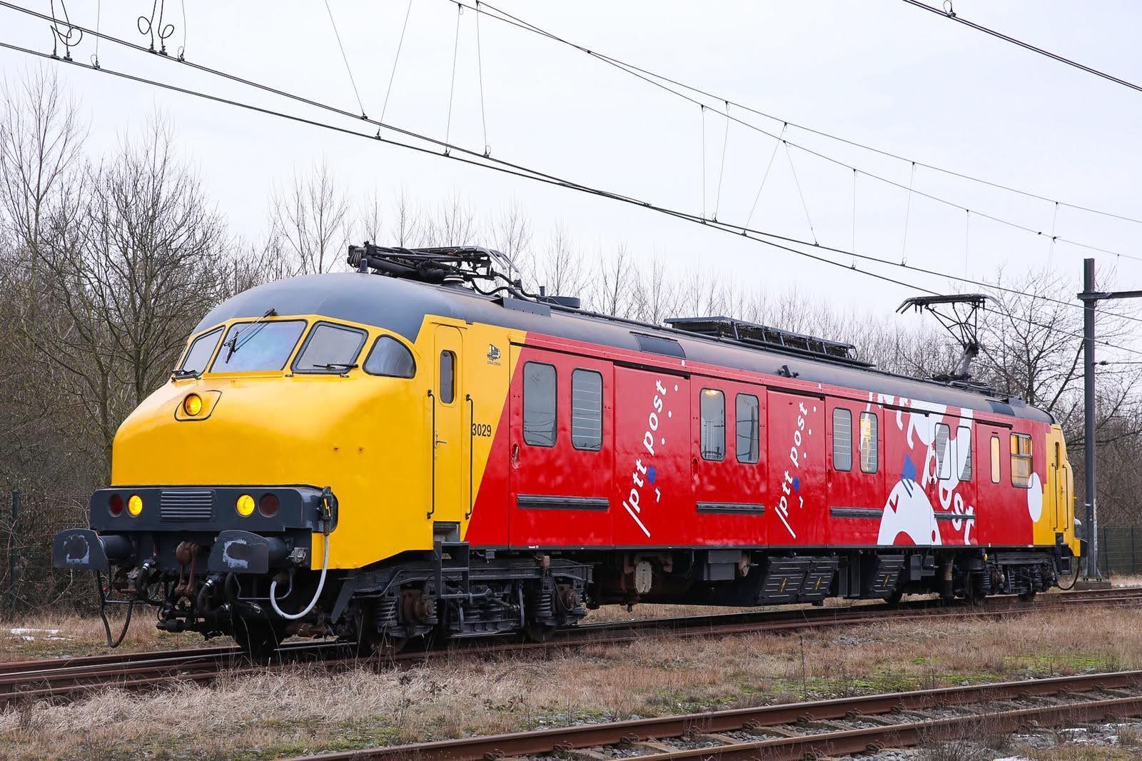 Een geel-rode trein met 