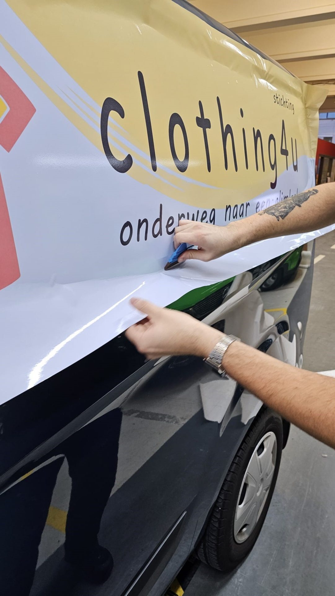 Een persoon plakt een sticker van 