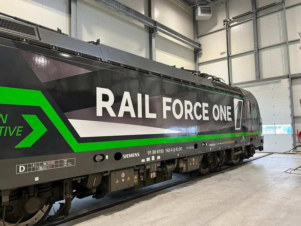 Een treinlocomotief met het opschrift 