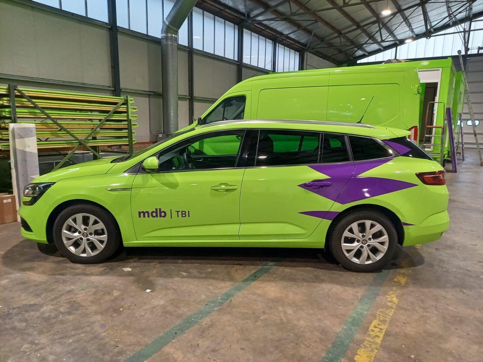 Een felgroene auto met paarse accenten en de tekst 