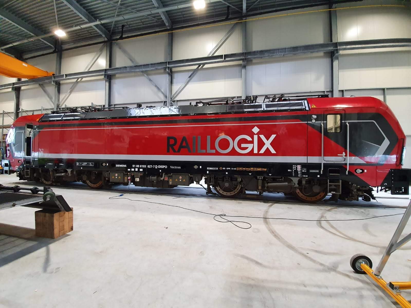 Rode locomotief met het logo van 