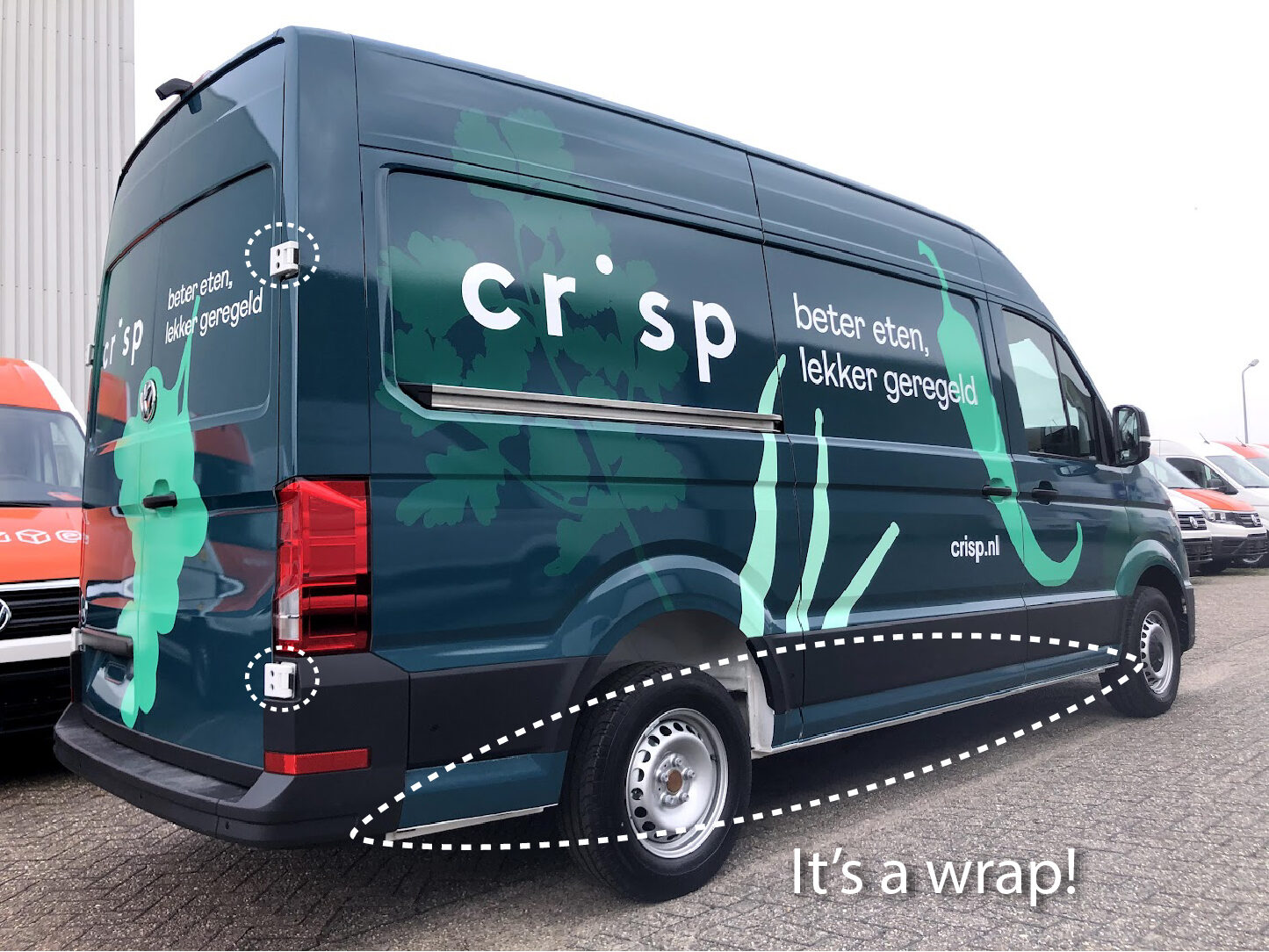 Een bestelbuisje van het bedrijf Crisp met opdruk 