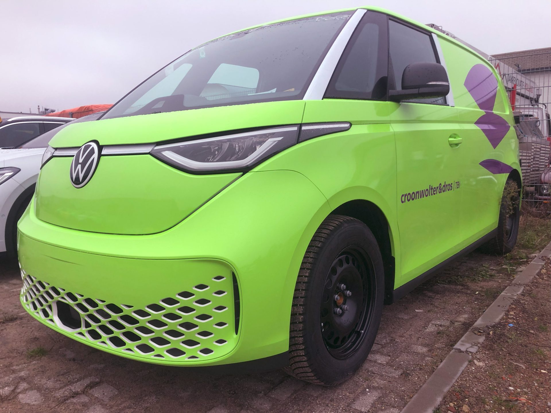 Felle groene Volkswagen bestelwagen met logo van croonwolter&dros aan de zijkant.