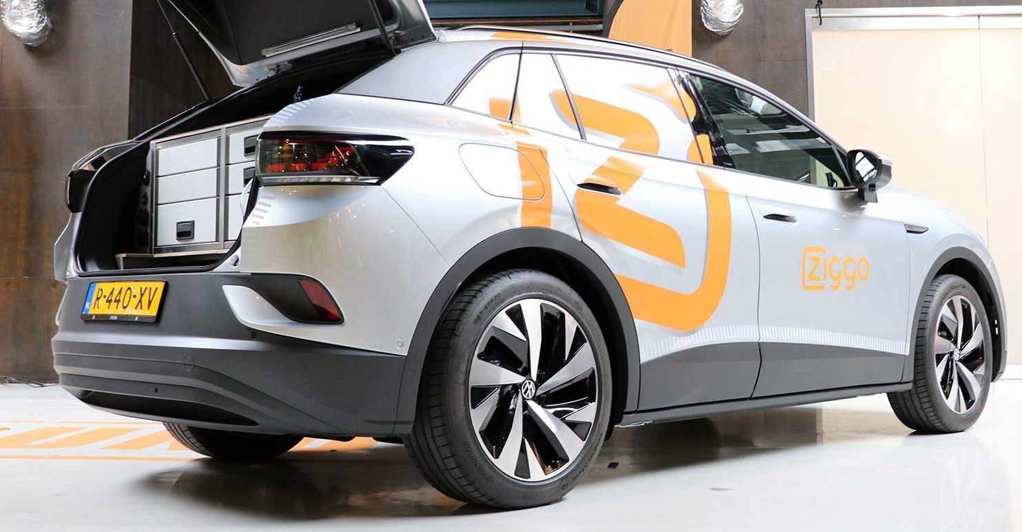 Zilverkleurige Ziggo-auto met geopende achterklep en ingebouwd opbergsysteem.