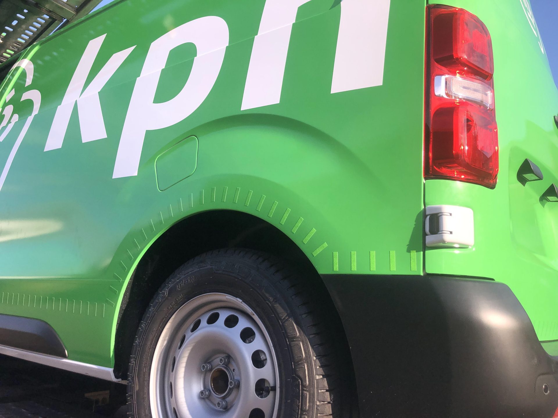 Groene bestelwagen met groot 