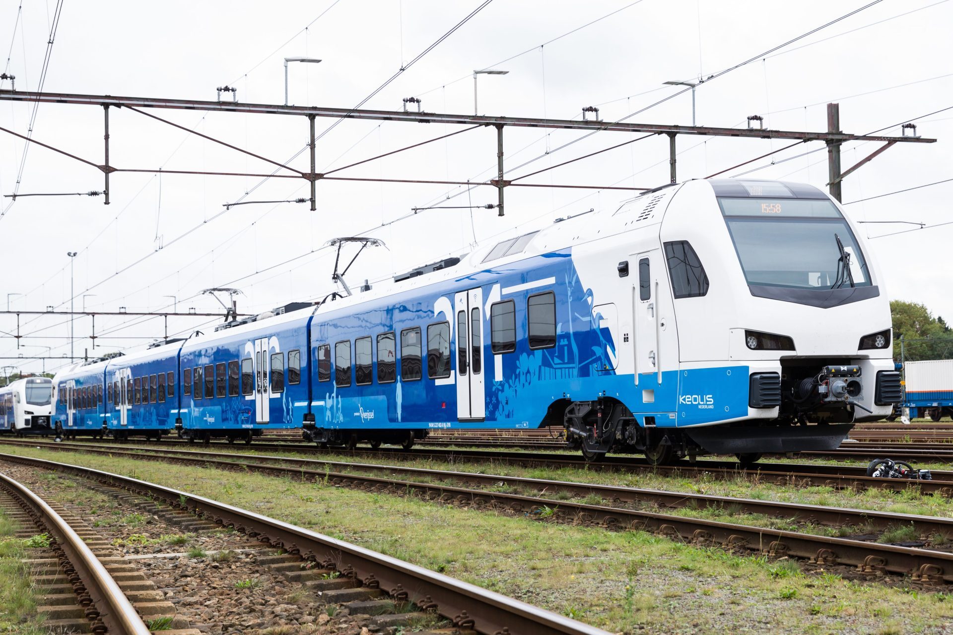 Blauwe en witte Keolis treinrijtuig nummer 53 op een rangeerterrein.