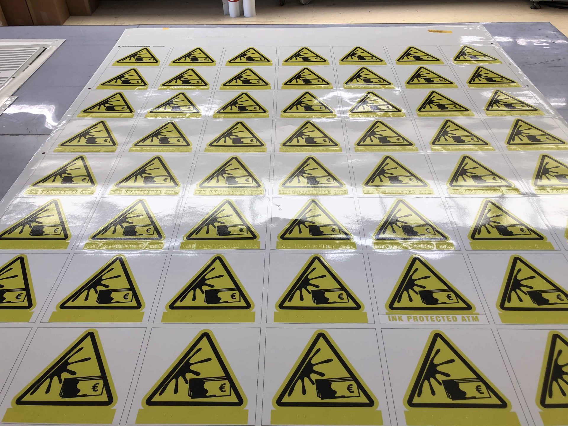 Blad met meerdere waarschuwingsstickers voor gefingerde biljetten met 