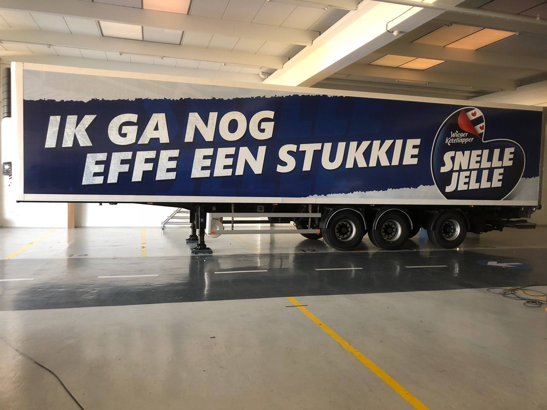 Een vrachtwagen aanhanger met de tekst 