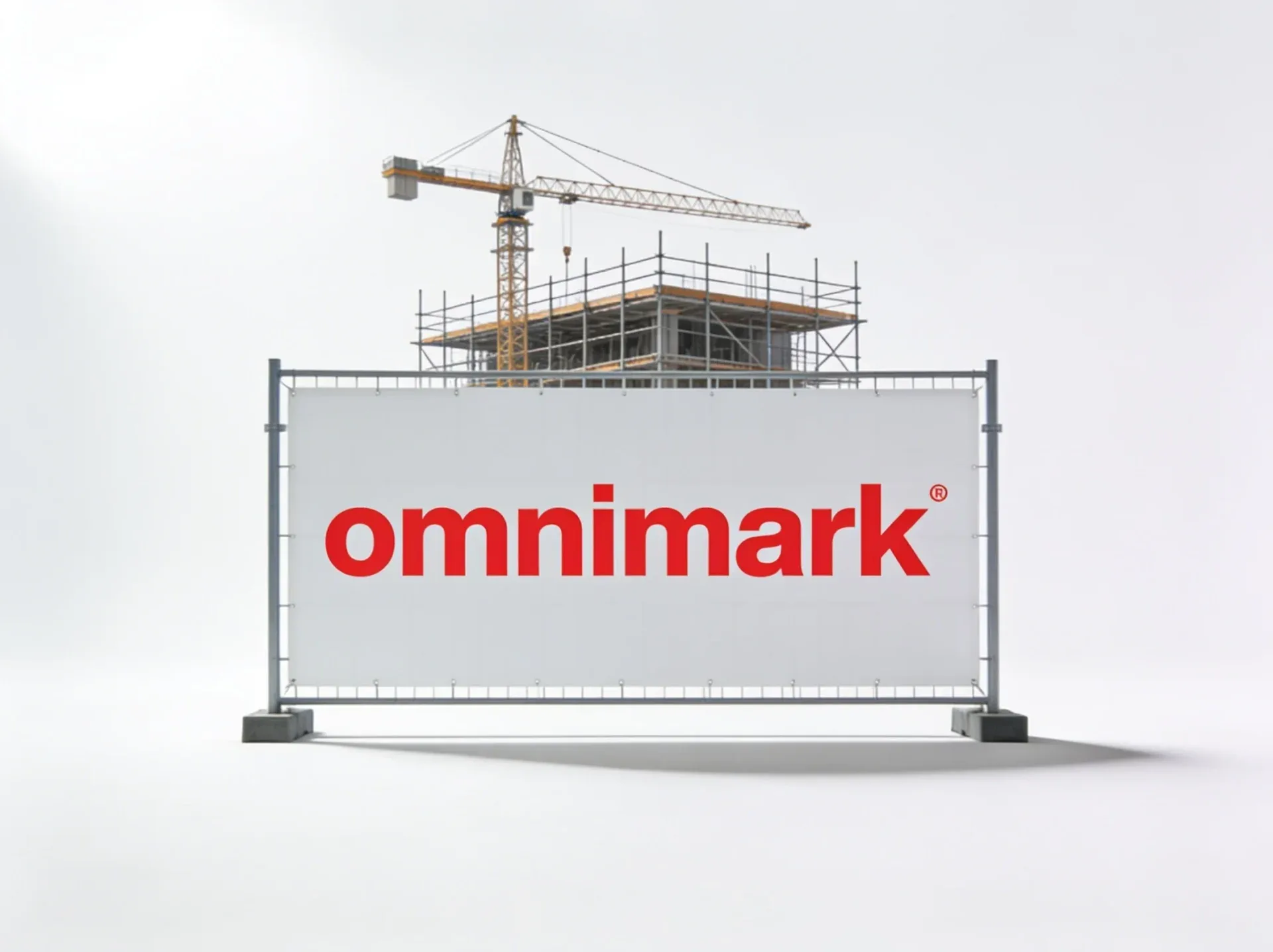 Een bouwplaats met een hek waarop het logo 