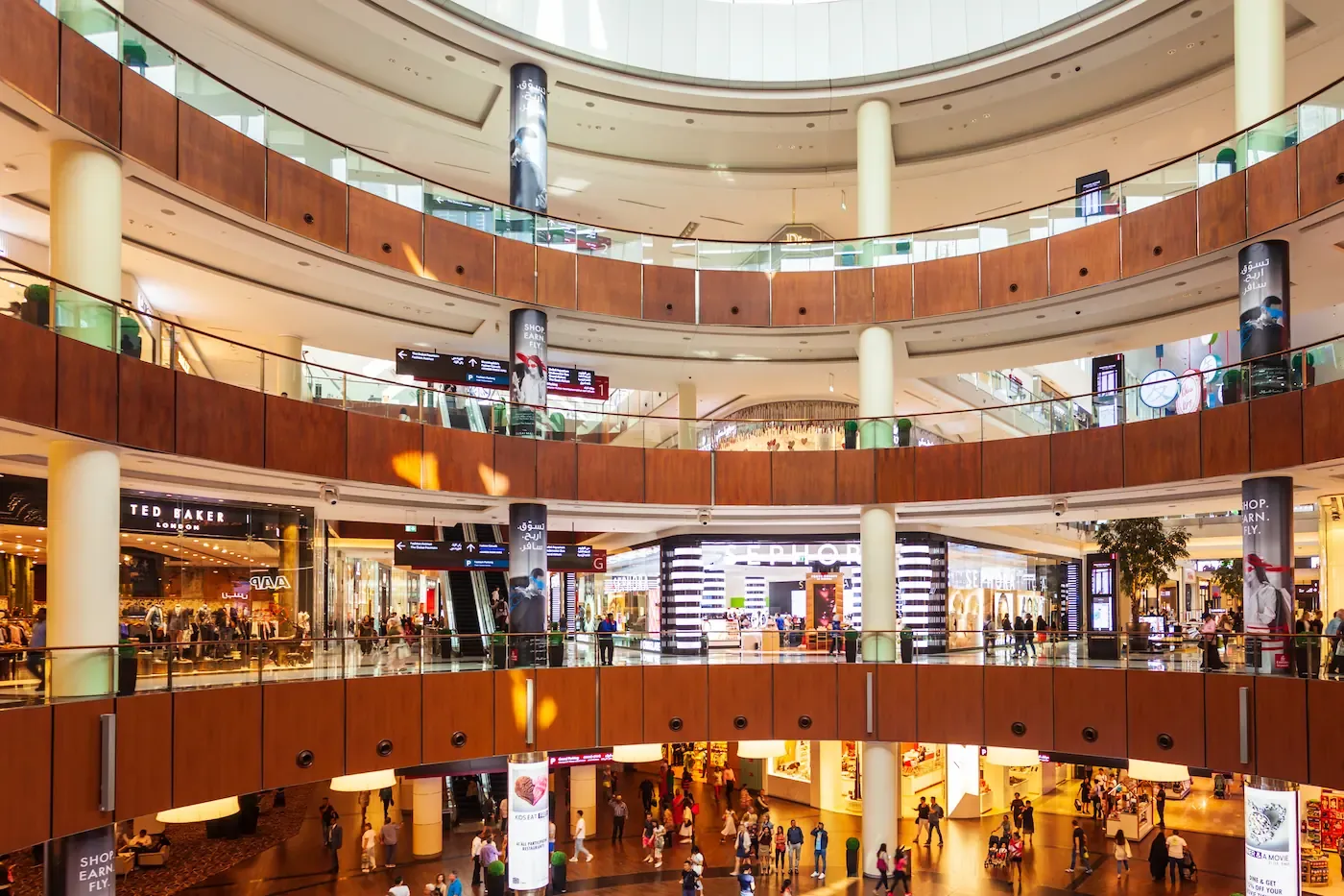 Interieur van de Dubai Mall met meerdere verdiepingen en winkels.