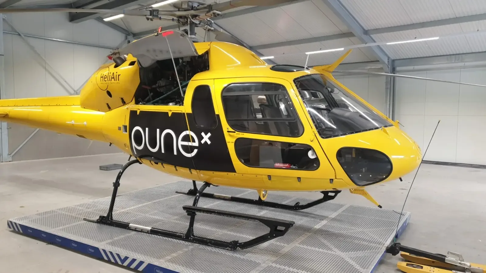 Een felgele helikopter met de inscripties 