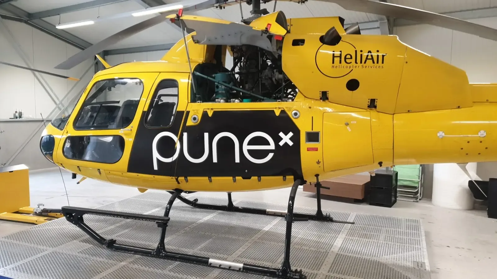 Gele helikopter met 