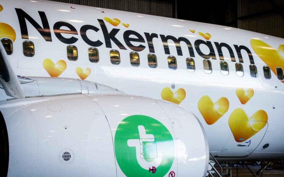 Een passagiersvliegtuig met de merknaam Neckermann en gele harten op de romp.