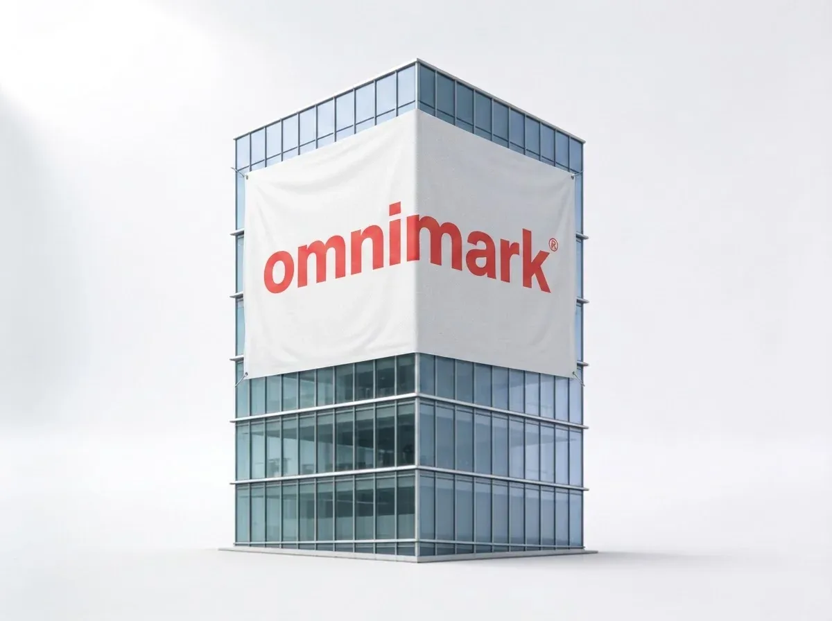 Modern kantoorgebouw met groot omnimark-logo op de gevel.