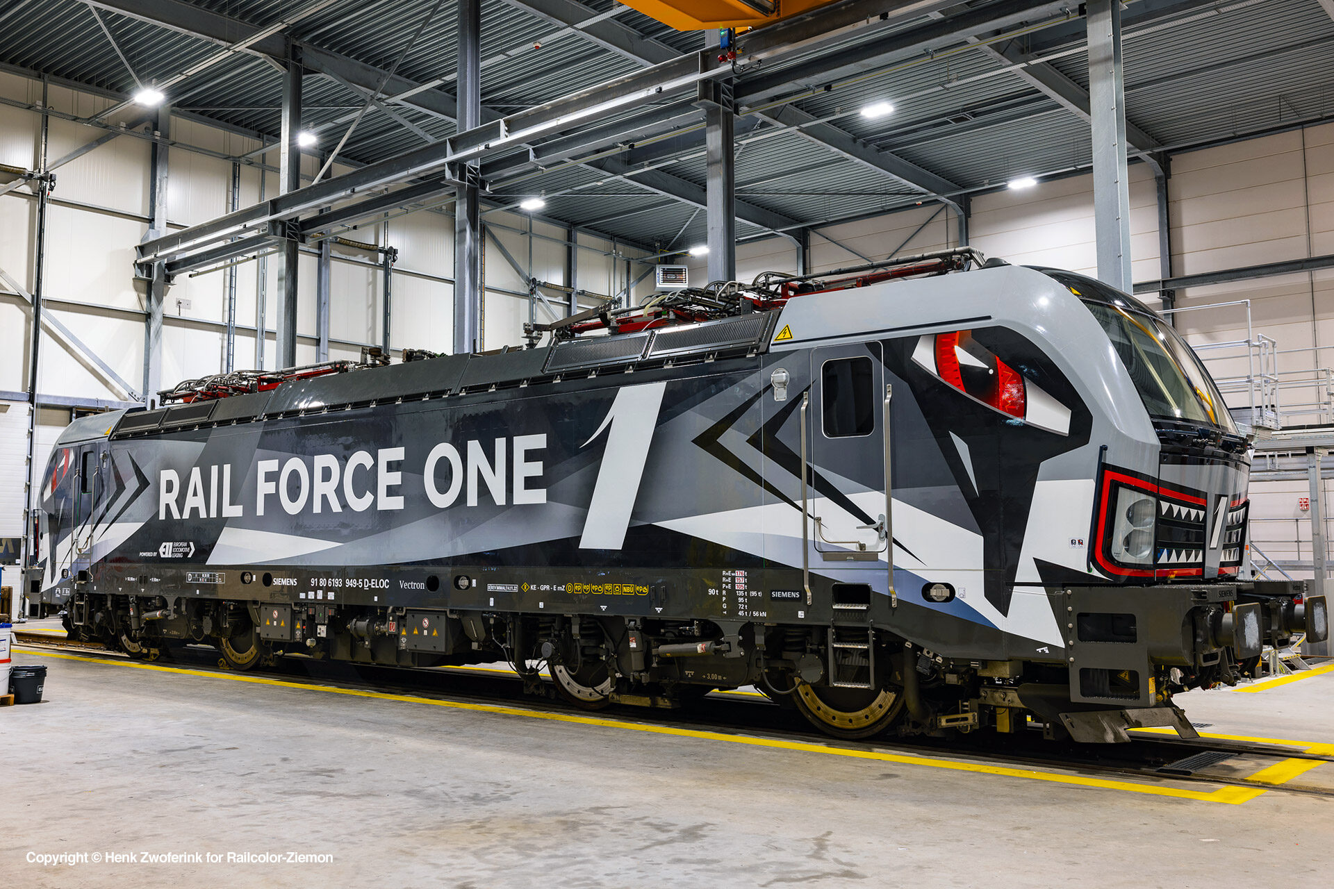 Een elektrische locomotief met de naam 