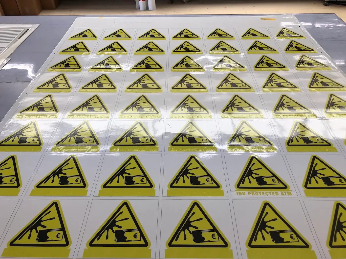Vellen met stickers die waarschuwen voor inktbescherming op geldautomaten.
