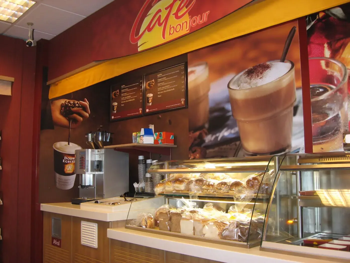 Koffiehoek met gebak in een winkelcentrum met het logo van 